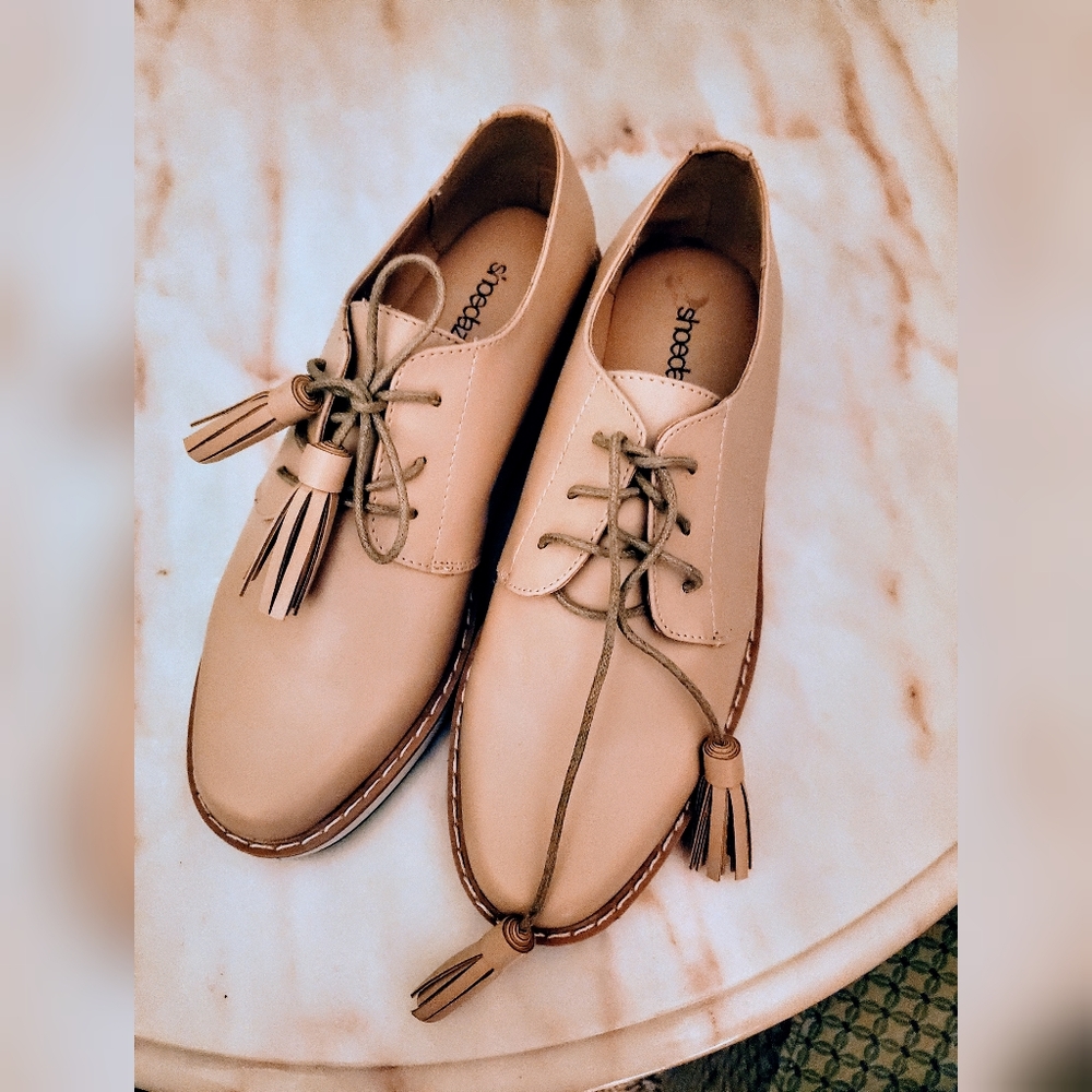 ShoeDazzle Platform Oxford Style Shoe